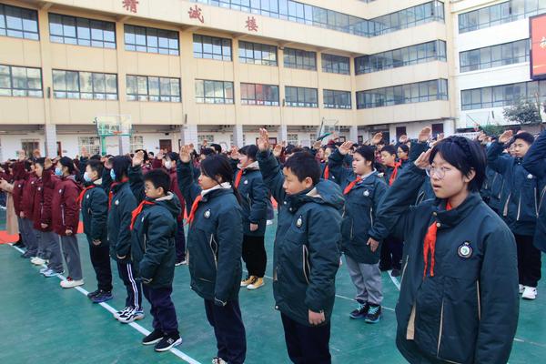 4全体师生向国旗敬礼 4全体师生向国旗敬礼